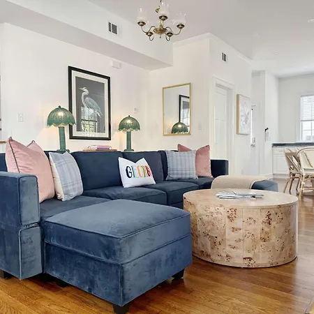Spacious 3-Floor Downtown Retreat - Prime Location